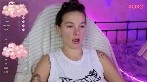 Snapshot of lil_luna_x chatting on 12, 10, 2025 little moon online show from 12, 10, 2025