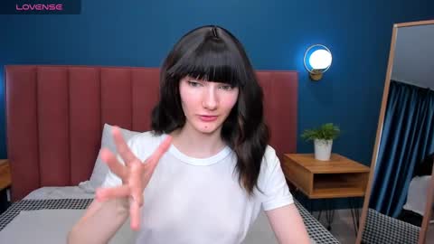 Lilli  follow me kiss online show from 11, 3, 2025