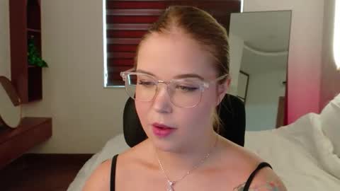 Snapshot of lilith_bonheur chatting on 5, 4, 2026 Lilith Bonheur online show from 5, 4, 2026