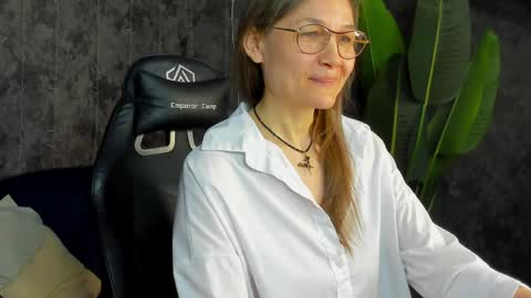 lillian_white1 online show from 2, 5, 2026