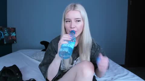 Snapshot of lillie_berry chatting on 7, 6, 2026 lillie_berry online show from 7, 6, 2026