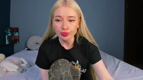 Snapshot of lillie_berry chatting on 30, 6, 2026 lillie_berry online show from 30, 6, 2026