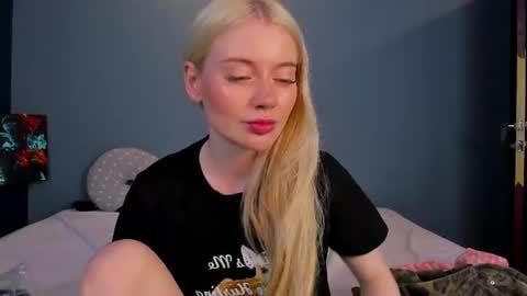 Snapshot of lillie_berry chatting on 4, 7, 2026 lillie_berry online show from 4, 7, 2026