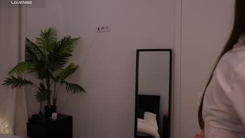 Lilly Colins online show from 23, 1, 2025