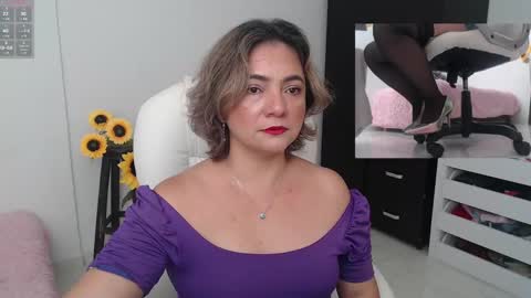 Snapshot of lilly_milf chatting on 2, 12, 2024 Lilly online show from 2, 12, 2024