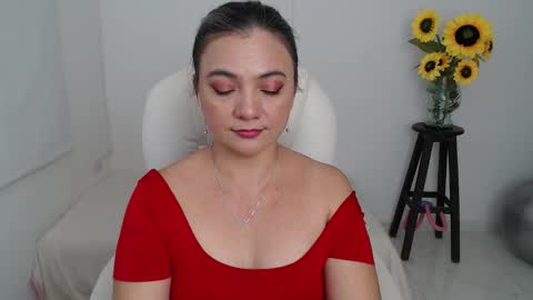 Snapshot of lilly_milf chatting on 24, 10, 2025 Lilly online show from 24, 10, 2025