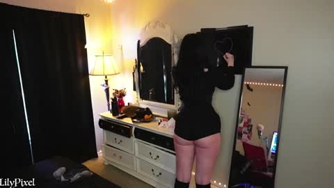 Liliana Marie Pixelate online show from 30, 1, 2025
