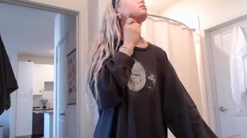 Lily Monroe online show from 13, 11, 2025