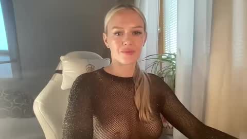 Snapshot of lina_frost chatting on 19, 12, 2025 lina_frost online show from 19, 12, 2025
