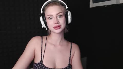 Snapshot of linacute52 chatting on 9, 11, 2025 linacute52 online show from 9, 11, 2025