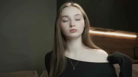 Snapshot of linalure chatting on 28, 11, 2025 Lina online show from 28, 11, 2025