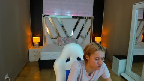Snapshot of linda4petite chatting on 19, 1, 2025 Linda online show from 19, 1, 2025