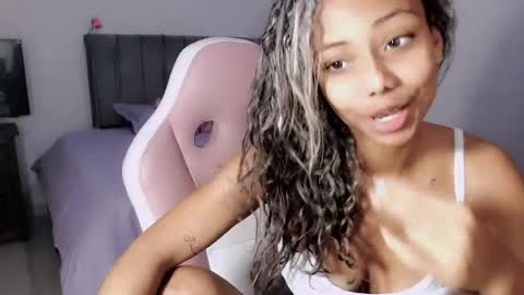 Snapshot of linda_brown_1 chatting on 27, 4, 2026 linda brown online show from 27, 4, 2026
