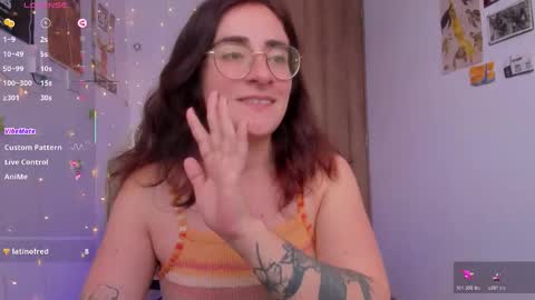 Snapshot of linda_giggle chatting on 25, 11, 2025 Giggles online show from 25, 11, 2025