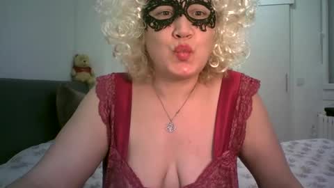 LindaXSmile online show from 17, 2, 2025