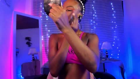 Snapshot of linsyadams chatting on 18, 11, 2025 online show from 18, 11, 2025