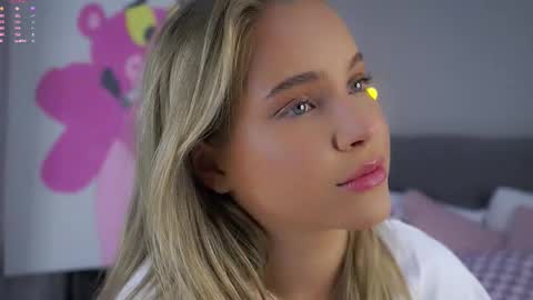 Snapshot of lipswithsmileonthem chatting on 4, 12, 2025 Amelia online show from 4, 12, 2025