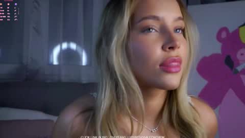 Snapshot of lipswithsmileonthem chatting on 19, 12, 2025 Amelia online show from 19, 12, 2025