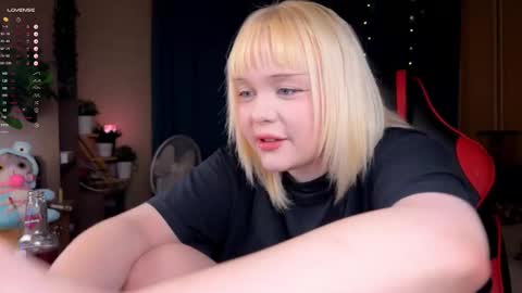 Snapshot of lisalaas chatting on 12, 10, 2025 -Lisa- Help me to reach 100 thumbs up3 online show from 12, 10, 2025