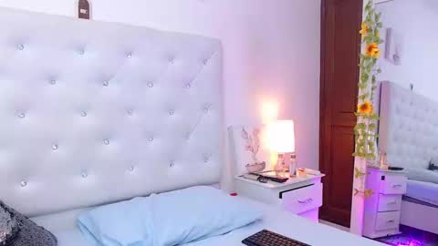 Snapshot of litleslut_ chatting on 19, 2, 2025 litleslut_ online show from 19, 2, 2025