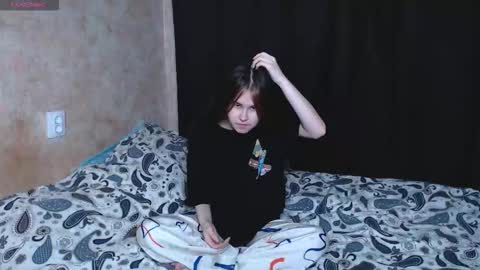 Snapshot of little_owlx chatting on 5, 10, 2025 Alice.. online show from 5, 10, 2025