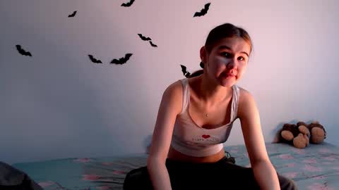 Snapshot of little_owlx chatting on 15, 10, 2025 Alice.. online show from 15, 10, 2025