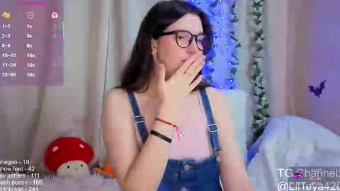 Snapshot of little_teya chatting on 11, 11, 2025 little Teya online show from 11, 11, 2025