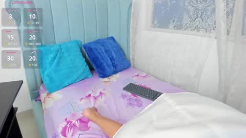 Snapshot of littleblonde_ chatting on 27, 11, 2025 online show from 27, 11, 2025