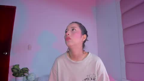 Snapshot of littlee_emma_ chatting on 2, 10, 2025 littlee_emma_ online show from 2, 10, 2025