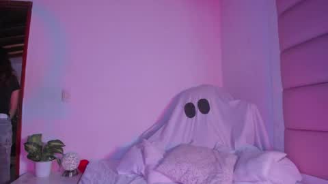 Snapshot of littlee_emma_ chatting on 8, 10, 2025 littlee_emma_ online show from 8, 10, 2025