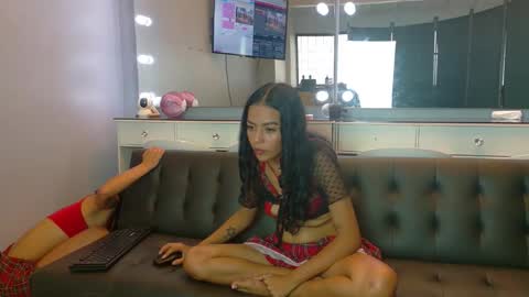 Snapshot of littlejennifer18 chatting on 19, 5, 2026 Tip us ask our names online show from 19, 5, 2026