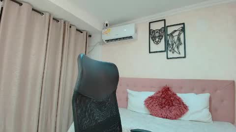 Snapshot of littlemolly_pregnant chatting on 20, 5, 2026 Sarahs Room online show from 20, 5, 2026