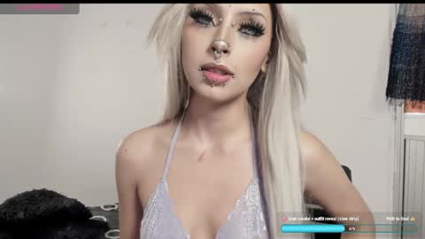 Snapshot of liu_mystik chatting on 18, 4, 2026 Liu help me to reach 100 thumps up daddy online show from 18, 4, 2026