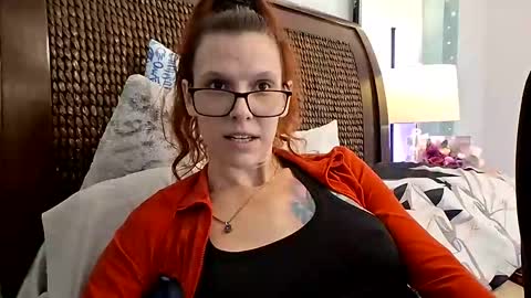 Snapshot of livingwithlilith chatting on 26, 9, 2025 Lilith online show from 26, 9, 2025