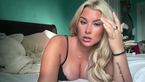 Snapshot of livvymack chatting on 5, 11, 2025 Livvy online show from 5, 11, 2025