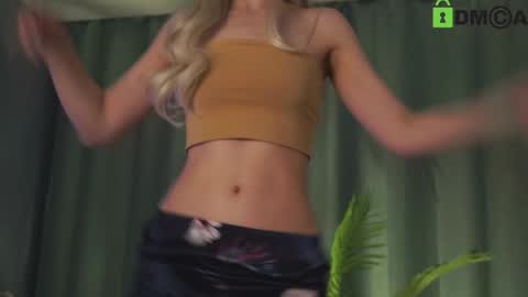 Snapshot of lizbethcoll chatting on 28, 12, 2024 Sunnheart online show from 28, 12, 2024