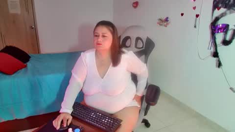 Snapshot of lizz_milf chatting on 21, 10, 2025 lizz_milf online show from 21, 10, 2025