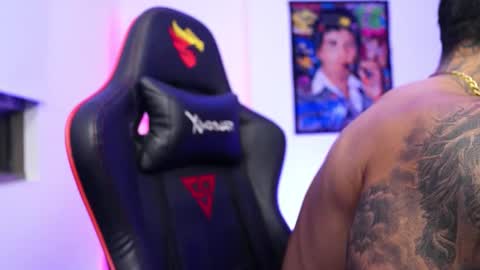 logan_hugh8 online show from 23, 11, 2025