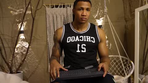 Snapshot of logan_varela chatting on 12, 9, 2025 logan_varela online show from 12, 9, 2025