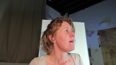 lola_belgium online show from 8, 3, 2025