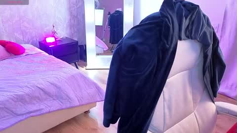 Lola  online show from 23, 4, 2026