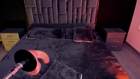 Lola Angel online show from 18, 9, 2025