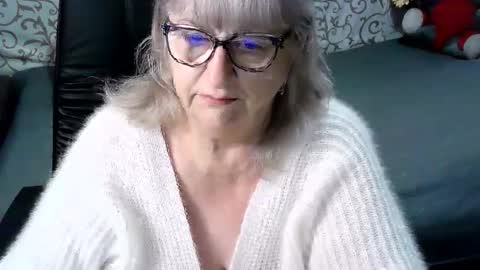 Snapshot of lolkaalyss chatting on 2, 2, 2025 LolkaAlyss online show from 2, 2, 2025
