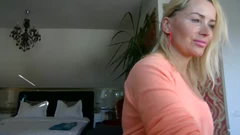 Snapshot of lollyta2023 chatting on 13, 11, 2025 Roxy online show from 13, 11, 2025