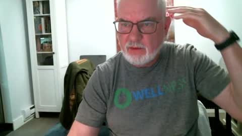 Snapshot of loop102 chatting on 20, 9, 2025 loop102 online show from 20, 9, 2025