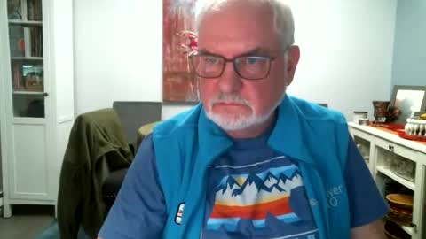 Snapshot of loop102 chatting on 11, 4, 2026 loop102 online show from 11, 4, 2026