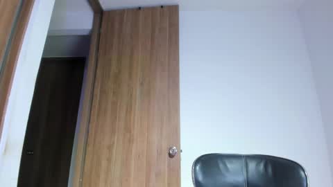 Snapshot of loovelymiia_ chatting on 15, 4, 2026 Mia Aniston online show from 15, 4, 2026