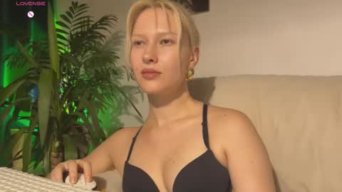 Snapshot of lora_hellyeah chatting on 18, 9, 2025 Lora heil online show from 18, 9, 2025
