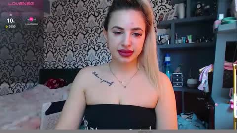 Queen LoraSinClare online show from 25, 3, 2026