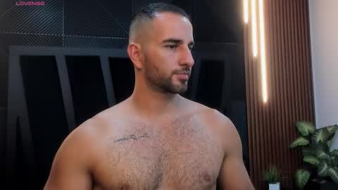  L O R E N Z O  Thumbs Up help  online show from 5, 12, 2025